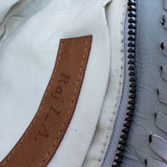 Raj Bag‎ Embroidered Chain

V Messenger
. - Picture 11 of 13